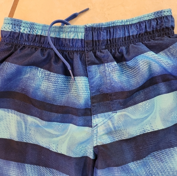 EUC- BUNDLE OF BIG BOYS UNDER ARMOUR SWIM TRUNKS WITH MATCHING NAVY RASHGUARD - Picture 8 of 14